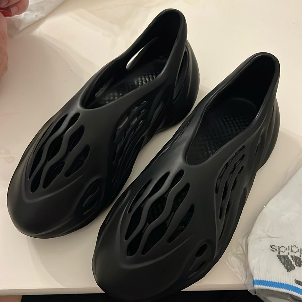Adidas Foam Runner Onyx and adidas no show socks M.